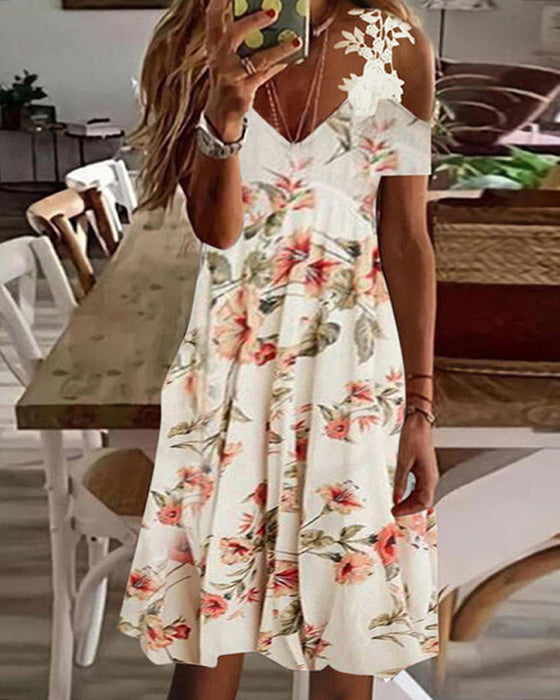 Sukienka midi z ozdobnym koronkowym rękawem