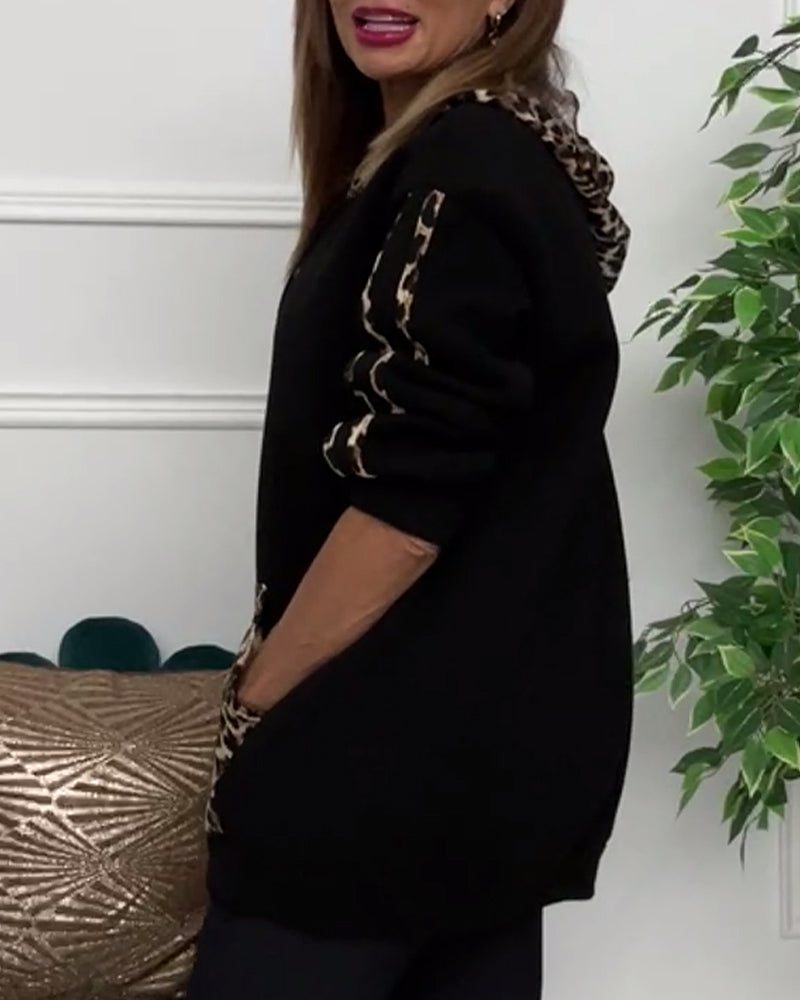 Luźna bluza z kapturem z nadrukiem w panterkę