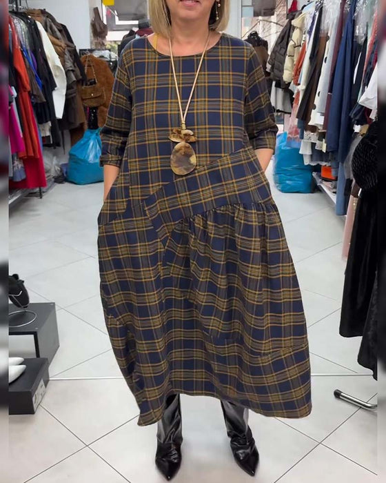 Drukowana Sukienka W Kratkę Z Okrągłym Dekoltem