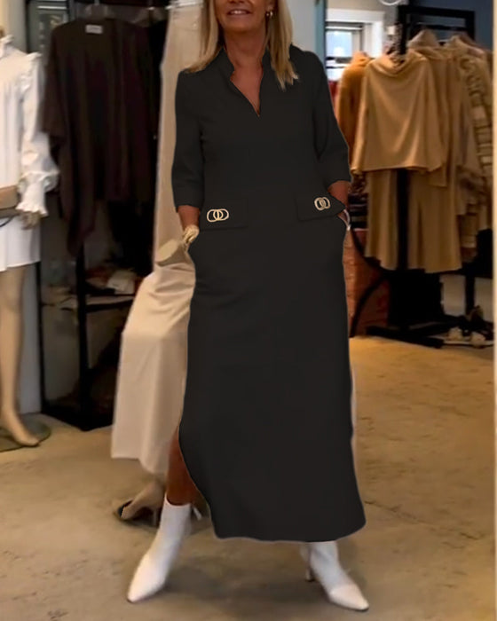 Jednokolorowa sukienka z rozcięciem na rękawie 3/4