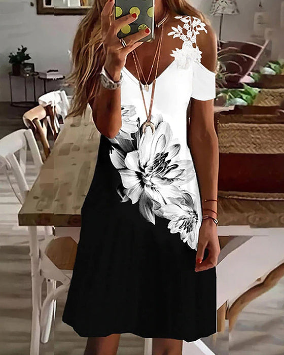 Sukienka midi z ozdobnym koronkowym rękawem