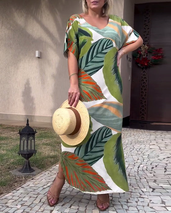 Sukienka o swobodnym fasonie z krótkim rękawem i rozcięciem