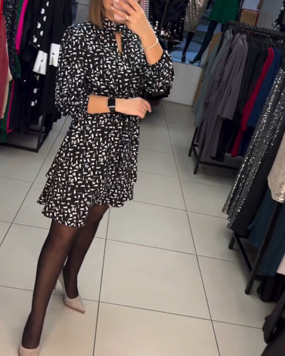 Elegancka sukienka z nadrukiem i wycięciem