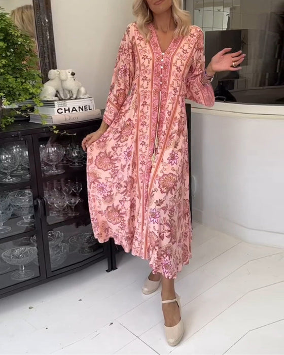 Elegancka sukienka z nadrukiem i dekoltem w kształcie litery V, zapinana na guziki