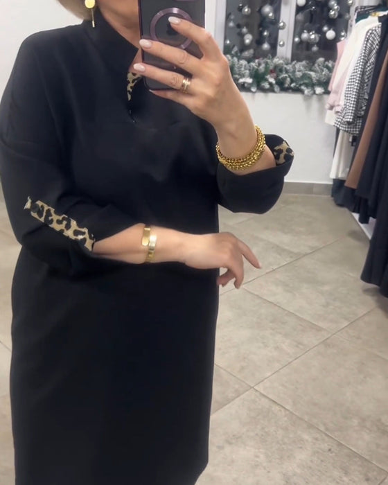 Jednokolorowa sukienka z kołnierzykiem