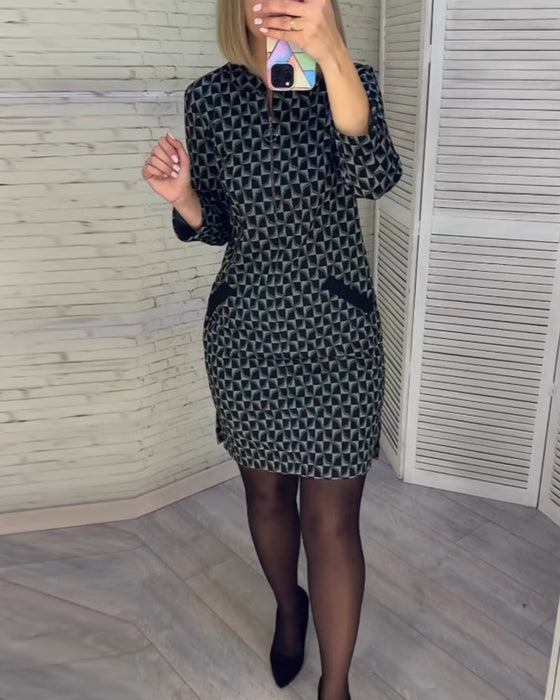 Sukienka z nadrukiem w romby i długimi rękawami