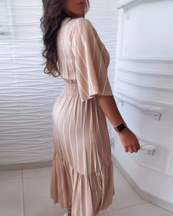 Sukienka w paski ze sznurkiem