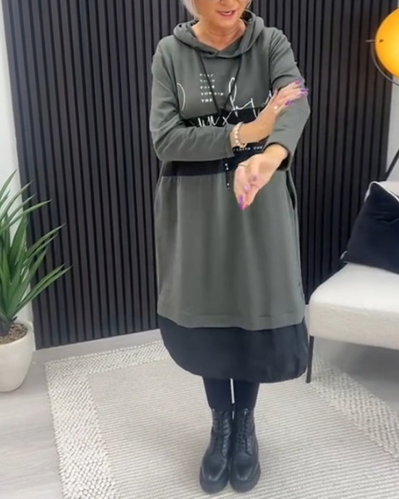 Swobodna sukienka z kapturem i kolorowym nadrukiem w bloki liter