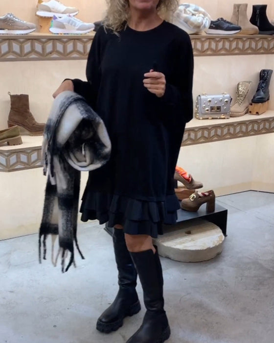 Sukienka o eleganckiej sylwetce i długim rękawie