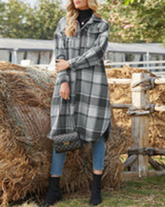 Płaszcz w kratę zapinany na guziki
