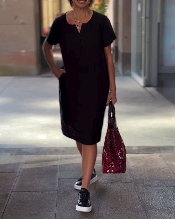 Jednokolorowa sukienka z krótkim rękawem i dekoltem w kształcie litery V