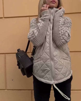 Jednokolorowy płaszcz z wysokim kołnierzem i zamkiem błyskawicznym