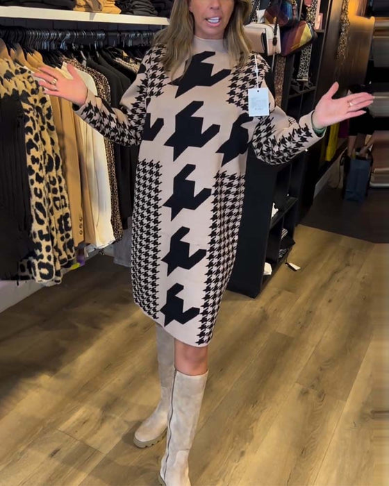 Sukienka w pepitkę z długim rękawem