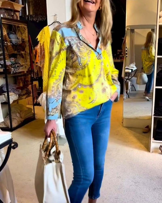 Bluzka z wycięciem w kształt litery V i drukowaniem