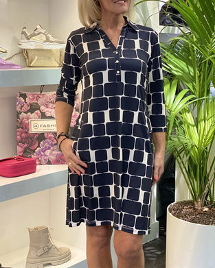 Sukienka z wywijanym kołnierzem z nadrukiem w kratę