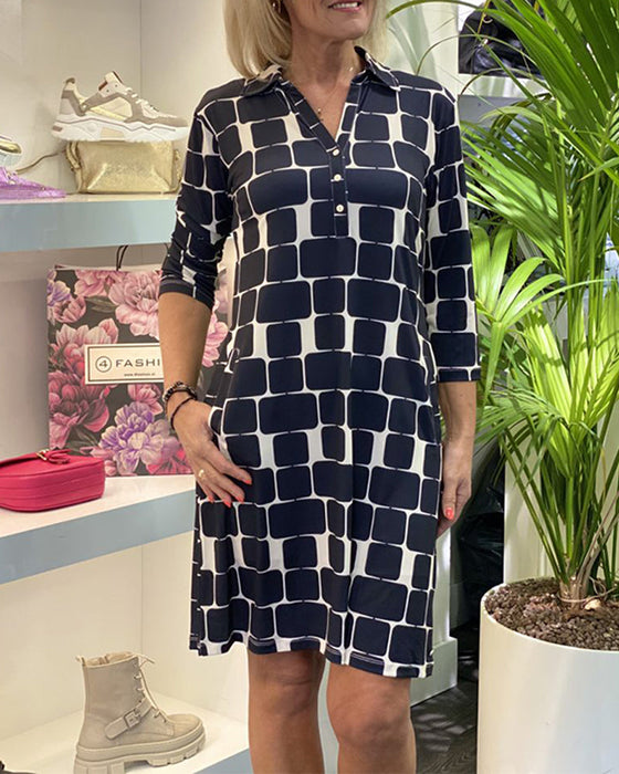 Sukienka z wywijanym kołnierzem z nadrukiem w kratę
