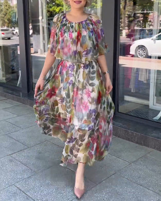 Sukienka w kwiatowy wzór z okrągłym dekoltem