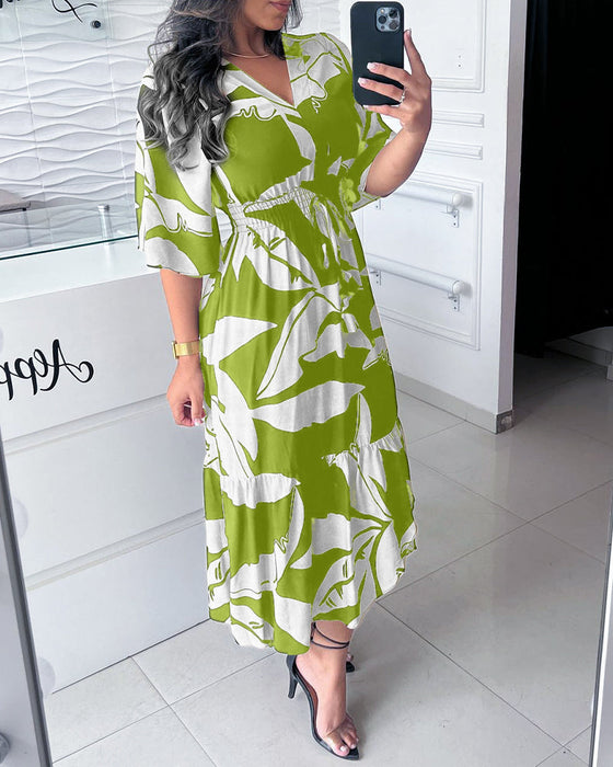 Elegancka sukienka z dekoltem w kształcie litery V i rękawami trzy czwarte