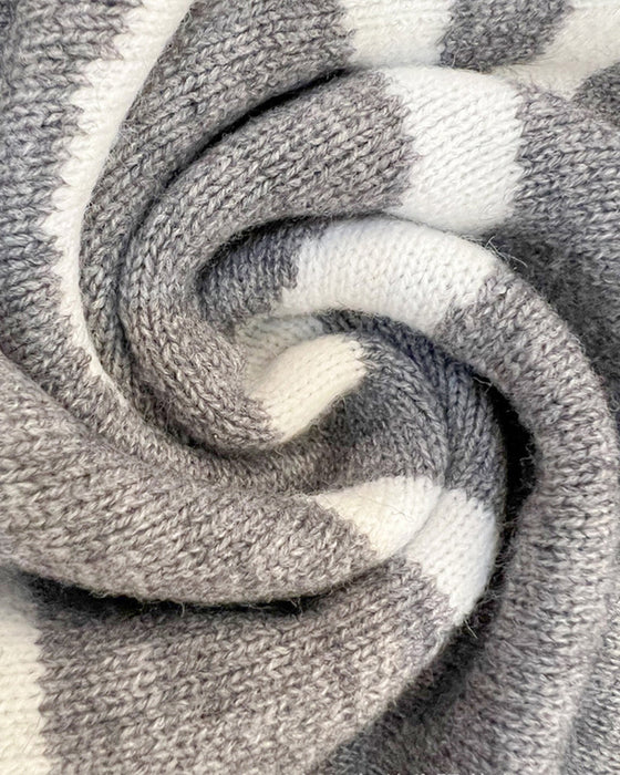 Kardigan z długimi literami i kieszeniami