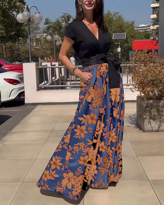 Elegancka sukienka z głębokim raglanowym rękawem w kwiatowy wzór