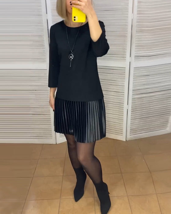 Sukienka z plisowanymi panelami i jednolitym kolorem