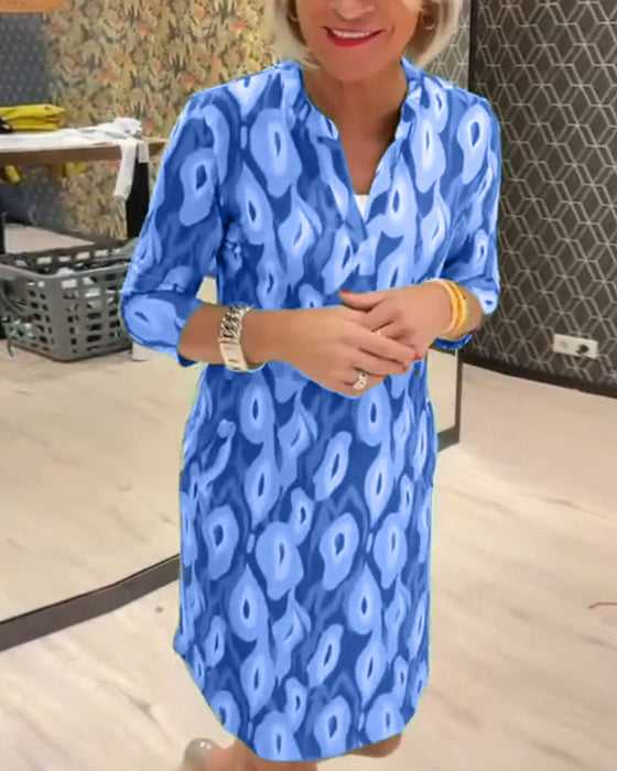 Sukienka z dekoltem w kształcie litery V i rękawami 3/4 z nadrukiem