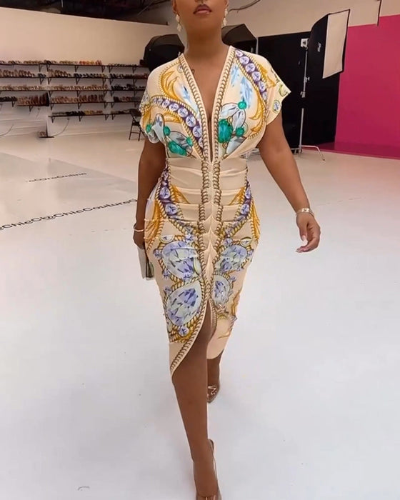 Sukienka z głębokim dekoltem w kształcie litery V i nadrukiem w talii