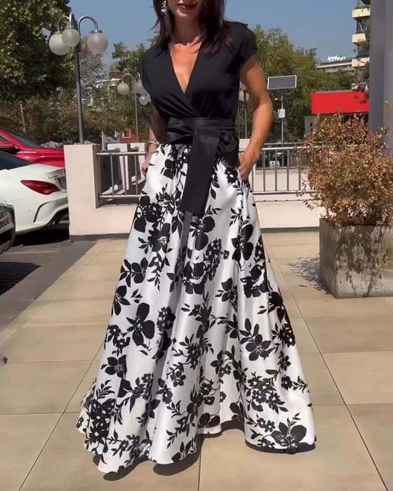 Elegancka sukienka z głębokim raglanowym rękawem w kwiatowy wzór