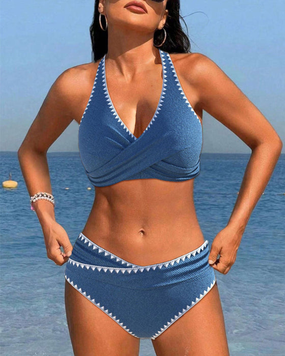 Strój kąpielowy z plisowanym dekoltem typu halter