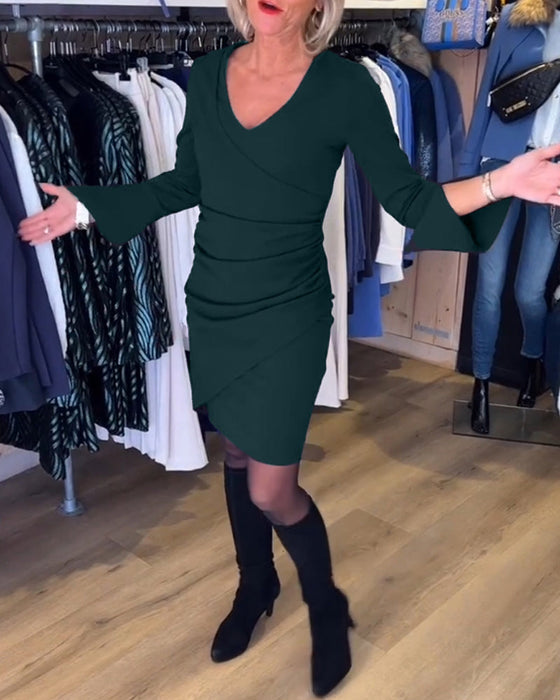 Sukienka z dekoltem w kształcie litery V i rozszerzanym rękawem