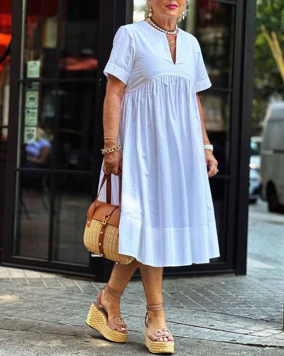 Plisowana sukienka z krótkim rękawem i jednolitym kolorem