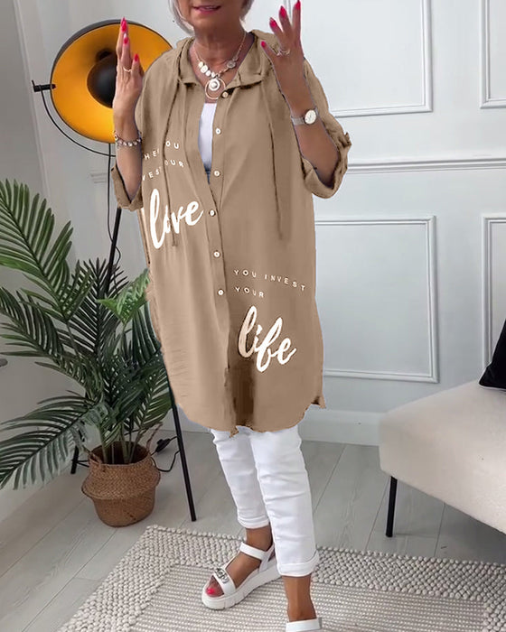 Płaszcz z kapturem i nadrukiem w litery zapinany na guziki