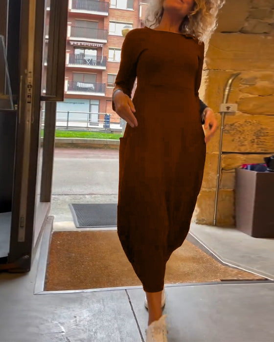 Jednokolorowa sukienka z okrągłym dekoltem i długimi rękawami