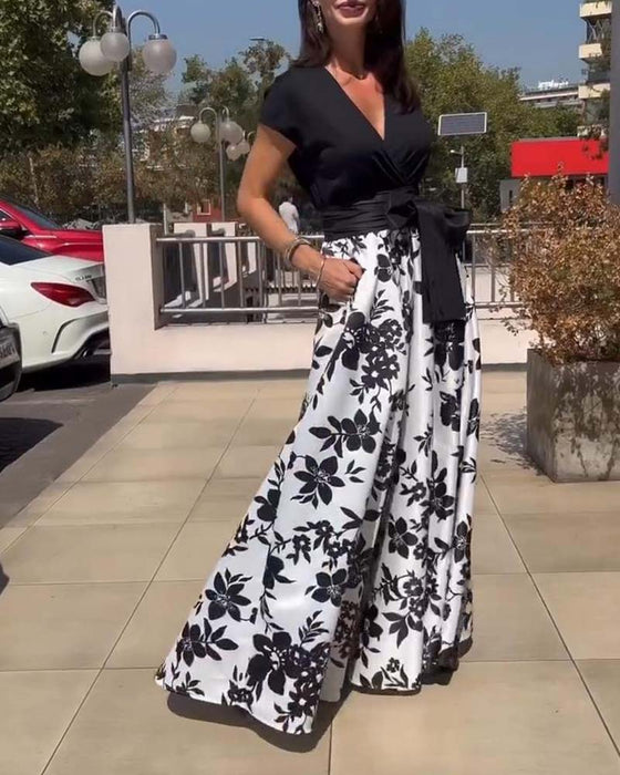 Elegancka sukienka z głębokim raglanowym rękawem w kwiatowy wzór