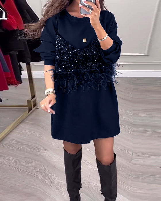 Modna jednokolorowa sukienka z cekinami i piórami