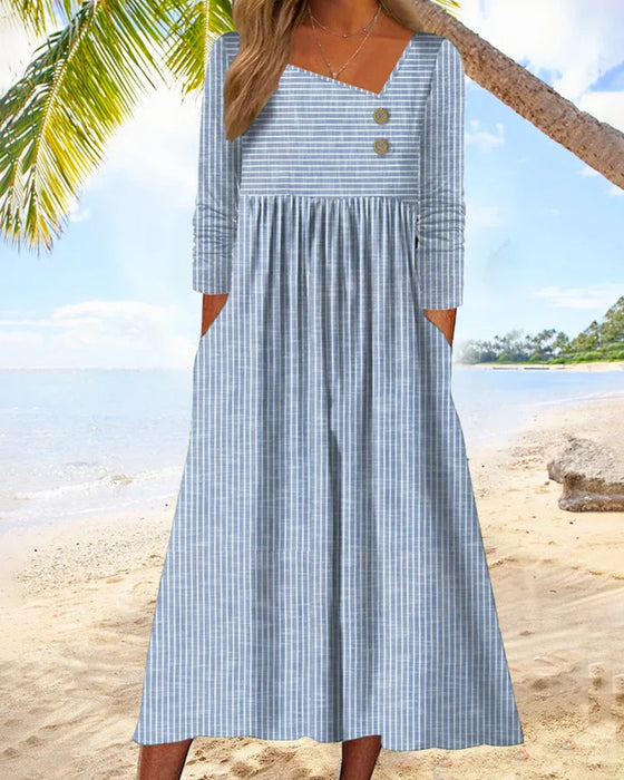 Sukienka w paski z głębokim dekoltem