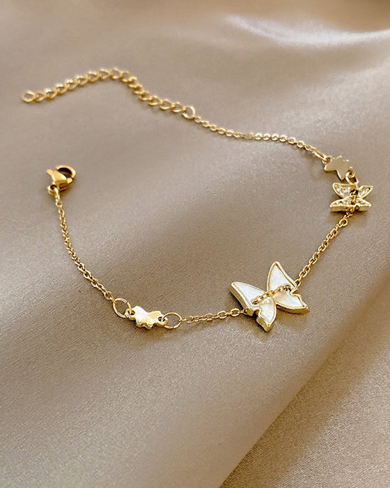 Bransoletka z perłami na metalowym łańcuszku