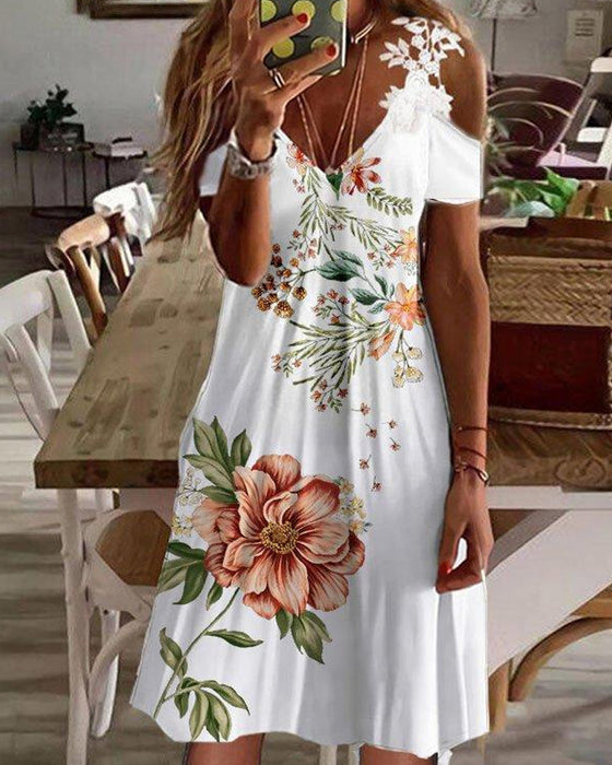 Sukienka midi z ozdobnym koronkowym rękawem