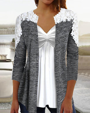 Elegancki top z dekoltem w szpic i koronką