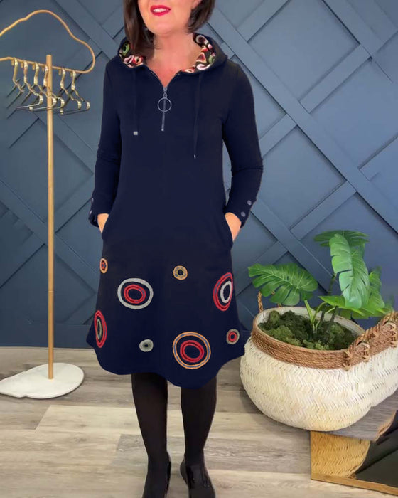 Sukienka swobodna z kapturem i zamkiem błyskawicznym w kształcie koła