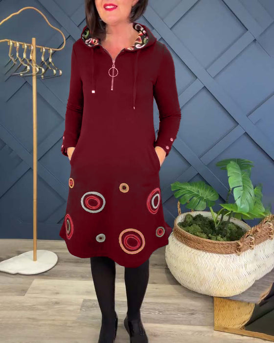 Sukienka swobodna z kapturem i zamkiem błyskawicznym w kształcie koła