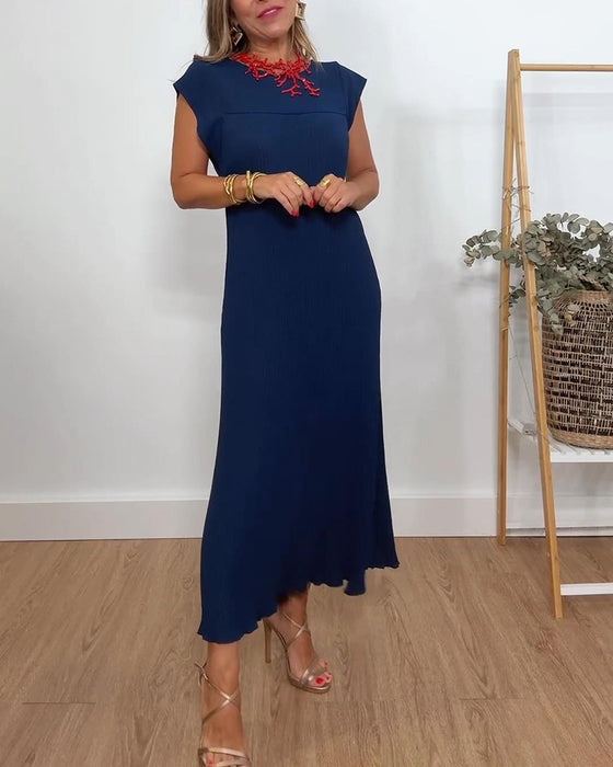 Prosta plisowana sukienka bez rękawów w jednolitym kolorze