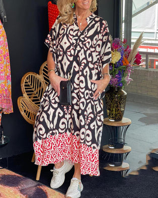 Wzorzysta sukienka z dekoltem w szpic