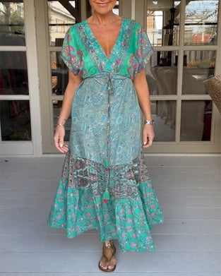 Elegancka sukienka z dekoltem w serek ze wzorem