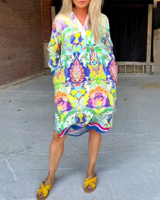 Luźna sukienka z nadrukiem z dekoltem w szpic