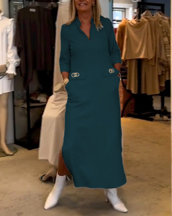 Jednokolorowa sukienka z rozcięciem na rękawie 3/4