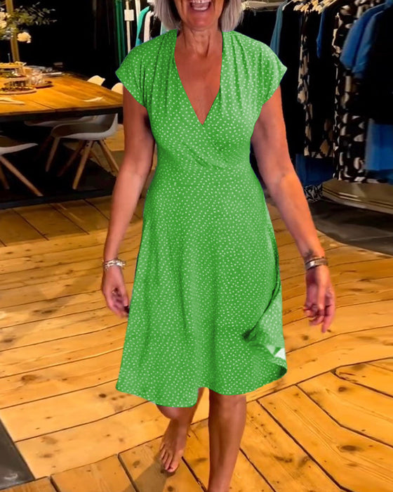 Sukienka z krótkim rękawem w groszki z dekoltem w kształcie litery V