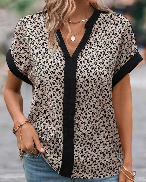 Bluzka z dekoltem w serek w modny wzór