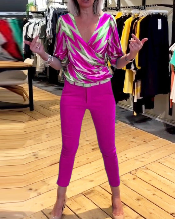 Bluzka z głębokim dekoltem w kształcie litery V z nadrukiem