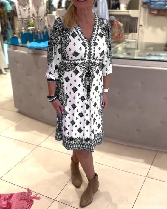 Elegancka sukienka midi z dekoltem w kształcie litery V